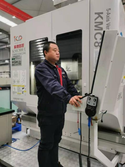 黃晨(西安勢加動力公司機械加工車間銑工組工段長) 黃晨(西安勢加動力公司機械加工車間銑工組工段長)
