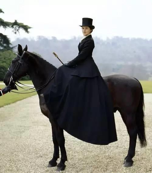 《唐頓莊園》前幾季度中大小姐騎馬的姿勢