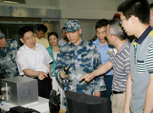 瀋陽軍區空軍參謀長常丁求少將(前排左三)