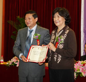 中國殘聯副主席湯小泉授予仁愛醫院愛心大使