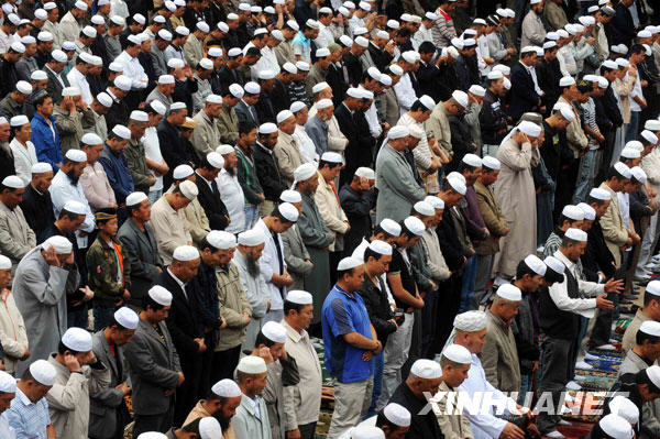 西寧穆斯林民眾在東關清真大寺做禮拜