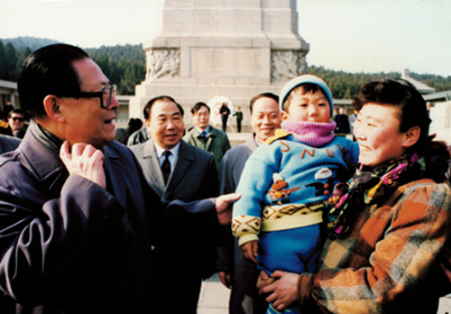 1992年，國家主席江澤民參觀淮塔時與徐州市民交談