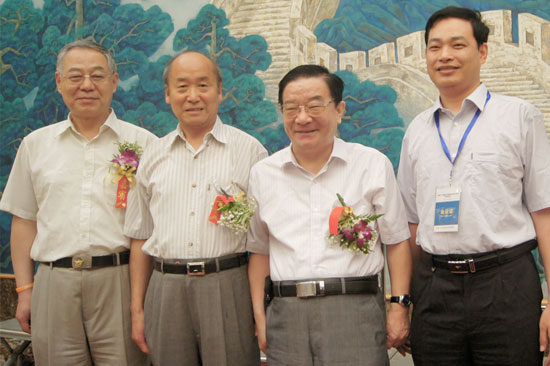 馬宏敏(右一)等專家與參會領導親切合影