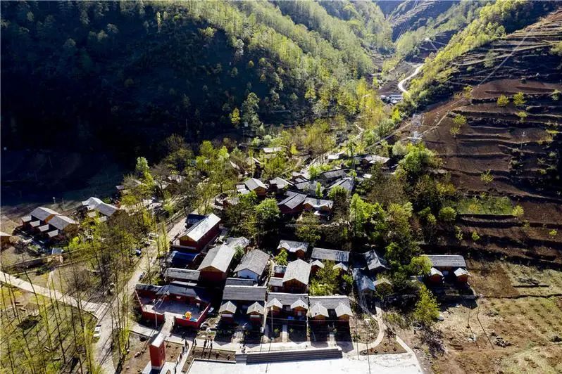 布落村