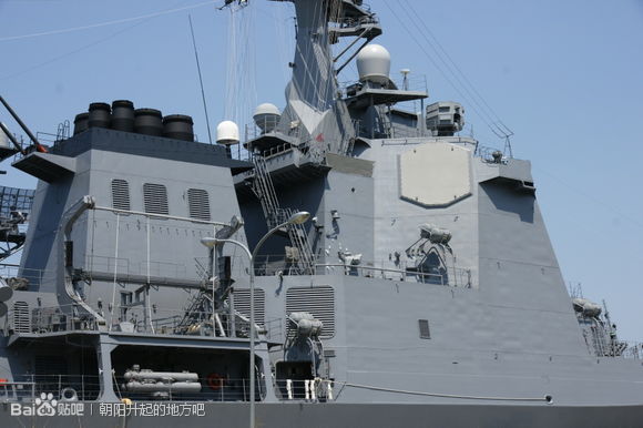 愛宕級艦舯灰色的干擾箔條發射裝置