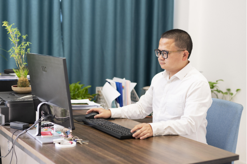 羅俊(景德鎮陶瓷大學副教授) 羅俊(景德鎮陶瓷大學副教授)