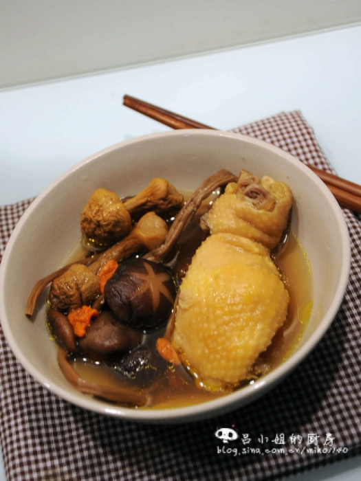 三菇煲雞湯 三菇煲雞湯