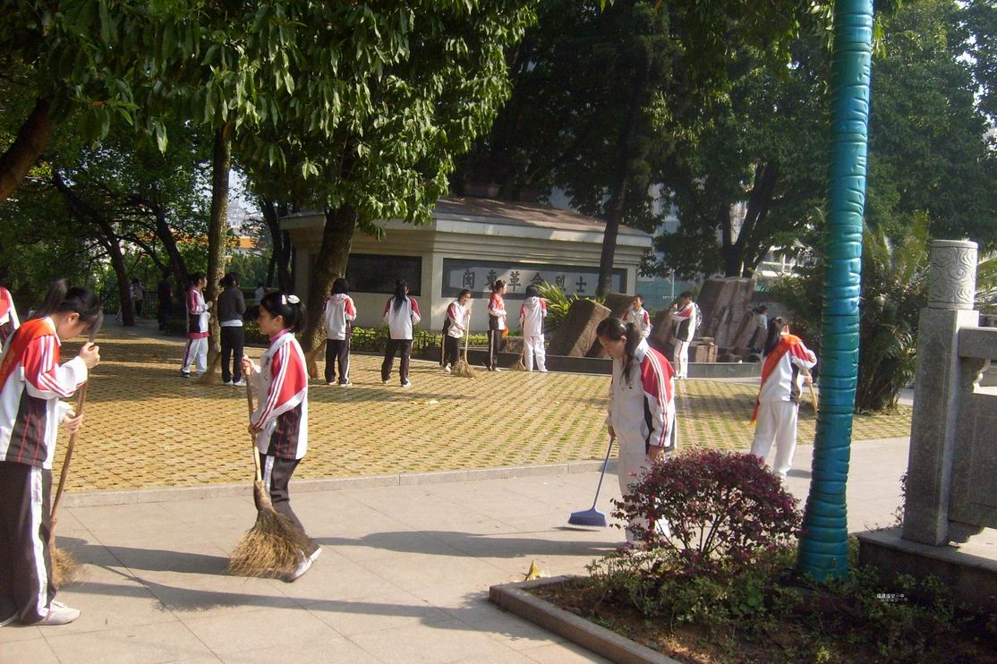 青年祭掃陵園，後為閩東革命烈士墓