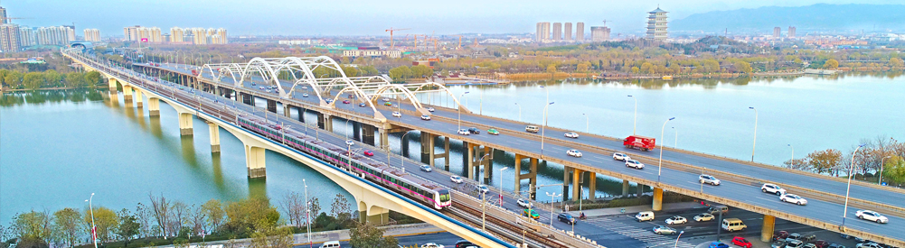 西安捷運3號線列車行駛在灞河大橋上