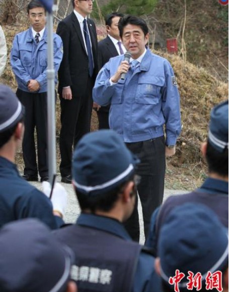 日本首相安倍晉三前往福島地震災區視察