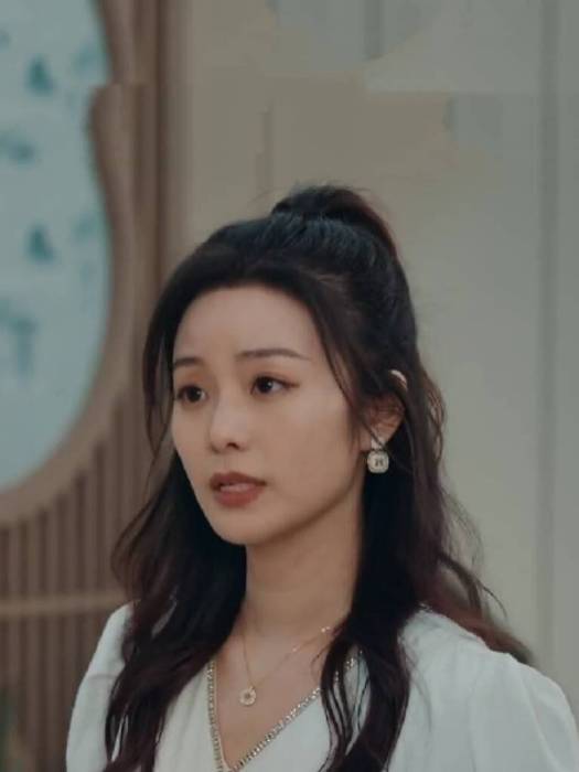 白薇薇(《雙面繁花》中由鄧綺夢飾演的虛擬人物) 白薇薇(《雙面繁花》中由鄧綺夢飾演的虛擬人物)