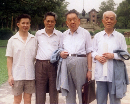鄧廣銘（左三）與田餘慶（左二）、季羨林（左四）在中山大學