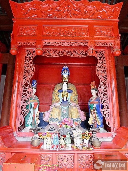 泰山三靈侯殿的唐宸彩色塑像