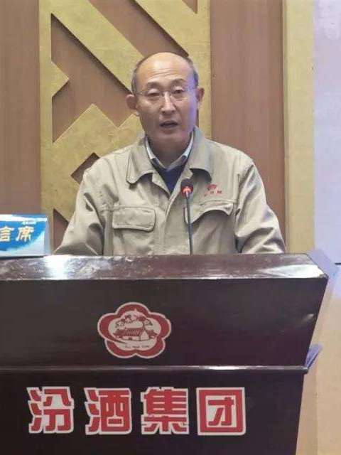 杜小威(中國釀酒大師,曾任汾酒總工程師,現任酒業分會會長) 杜小威(中國釀酒大師,曾任汾酒總工程師,現任酒業分會會長)
