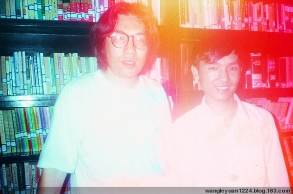 1996年6月，與中央美術學院教授，著名詩人西川在北京大學。