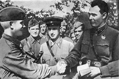 1942年，戰場上的勃列日涅夫（右）