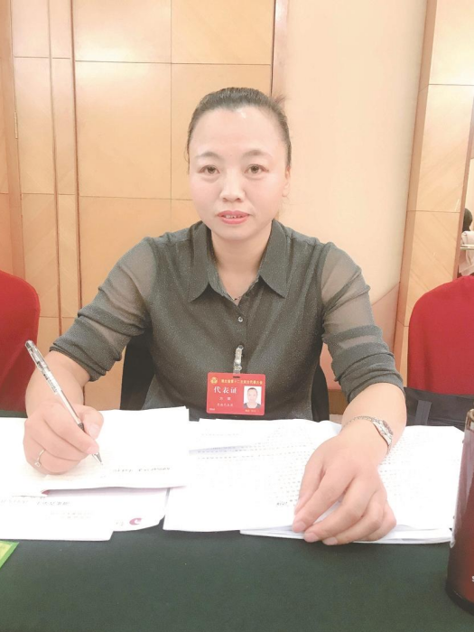 方榮(湖北省恩施市龍鳳聯強農貿有限公司總經理) 方榮(湖北省恩施市龍鳳聯強農貿有限公司總經理)