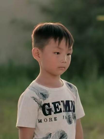 曹亮亮(留守兒童題材電影《小轎車》中的角色) 曹亮亮(留守兒童題材電影《小轎車》中的角色)