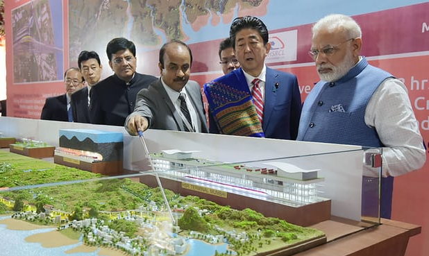 印度總理莫迪和日本首相安倍晉三聽取高鐵情況介紹