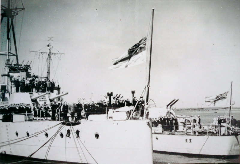 重慶號巡洋艦舉行接收典禮時降英國海軍旗