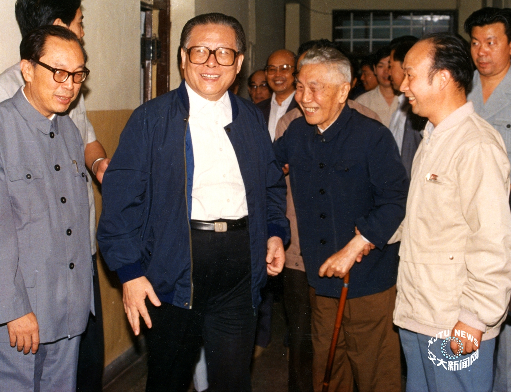 1989年9月13日，中共中央總書記江澤民學長回母校看望師生員工。