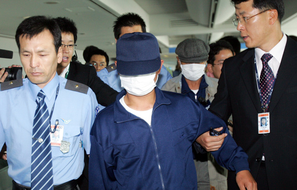 2007年6月16日一蒙臉的脫北者到達仁川機場
