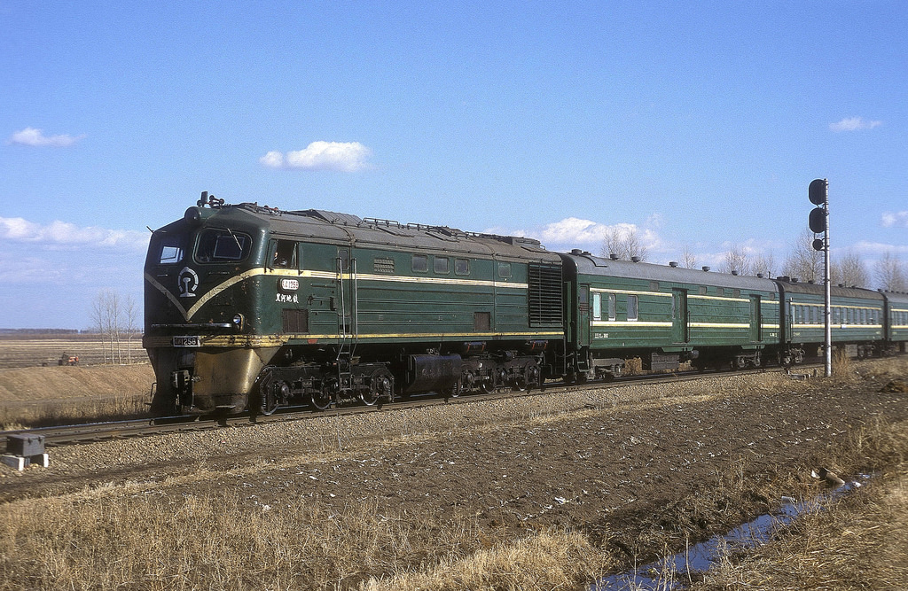 東風型1258號機車牽引旅客列車運行在北黑鐵路