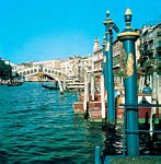 威尼斯大運河，背景為麗都橋。