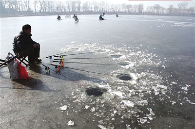 冰面上鑿開來釣魚的魚洞