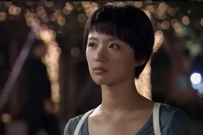 何文文(現實題材劇《永不回頭》中的角色,由李淨洋飾演。) 何文文(現實題材劇《永不回頭》中的角色,由李淨洋飾演。)