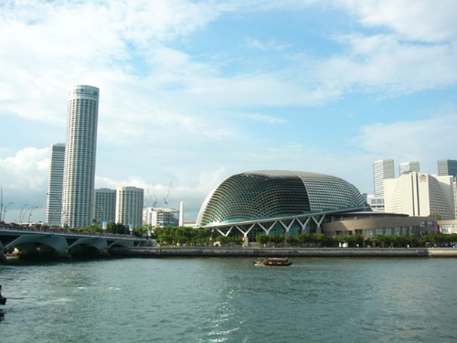 濱海藝術中心是新加坡河沿岸的地標建築之一