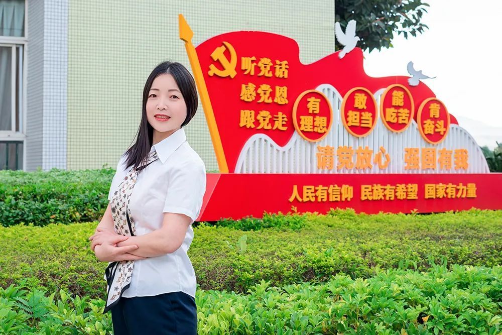 劉利紅(攀枝花市第三高級中學校政治教師,四川學校思政課年度人物提名獲得者) 劉利紅(攀枝花市第三高級中學校政治教師,四川學校思政課年度人物提名獲得者)