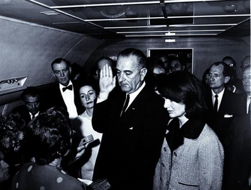 甘迺迪被刺殺後詹森在空軍一號上宣誓就職