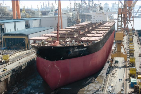 工業區的船廠負責為停靠的船舶提供維修服務