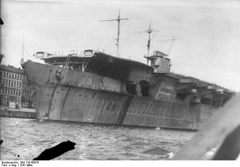 1941年停泊在什葉青的齊柏林號航母
