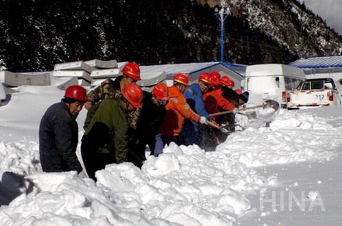 2017年3月派墨農村公路米林段項目部進行積雪清理