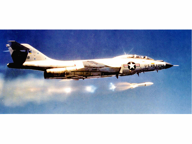 F-101戰鬥機發射飛彈