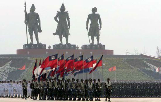 緬甸內比都的三大帝銅像（最左為阿奴律陀）
