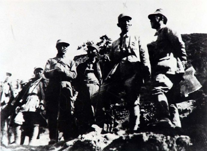 八路軍野戰政治部主任羅瑞卿（右二）等在關家垴戰場