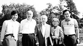 1989年，樊畿（右三）與夫人（右二）回國訪問清華大學