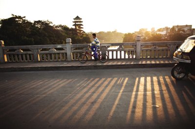 一位中學生騎車經過縣城中的某座石橋