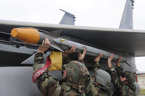 地勤人員給F-15C戰鬥機掛載AIM-9X飛彈