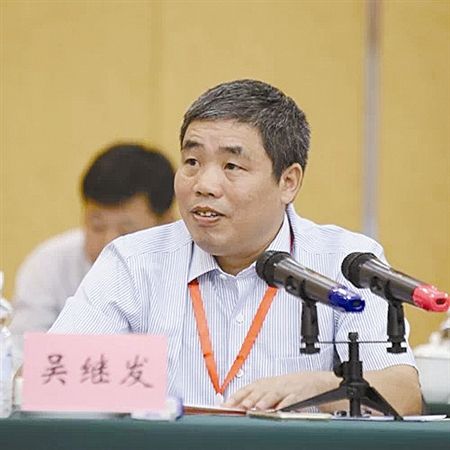 吳繼發(第十四屆全國人大代表,邵陽紡織機械有限責任公司副總工程師、化纖裝備事業部化纖設備研究所所長) 吳繼發(第十四屆全國人大代表,邵陽紡織機械有限責任公司副總工程師、化纖裝備事業部化纖設備研究所所長)