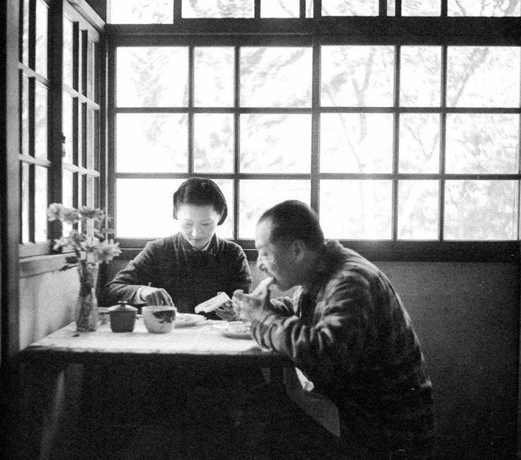 在台灣幽禁期間的張學良與趙一荻吃早餐