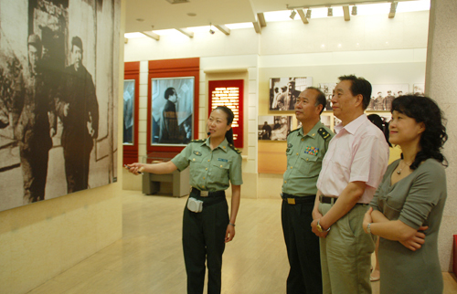 王聚英等專家在西柏坡紀念館參觀