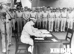 1945年9月2日，麥克阿瑟在日本投降書上籤字