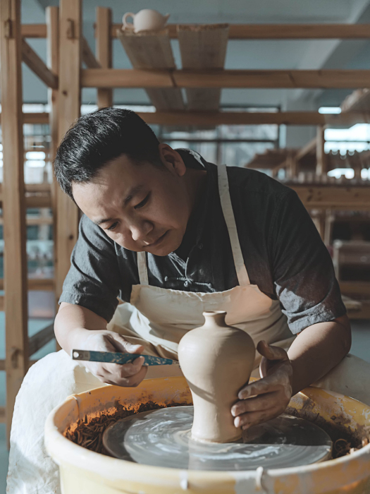 李可明(汝瓷燒制技藝市級傳承人,汝山明品牌創始人) 李可明(汝瓷燒制技藝市級傳承人,汝山明品牌創始人)