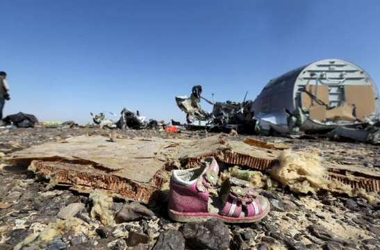 一隻童鞋掉落在飛機的殘骸附近