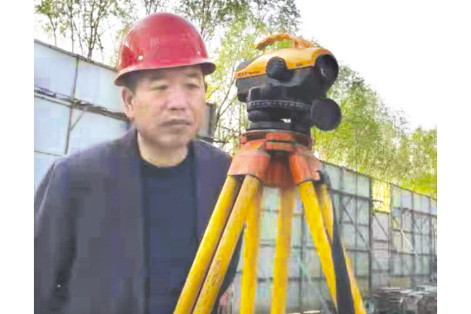 楊國鋒(陽泉市第三建築工程有限公司副業工班組長) 楊國鋒(陽泉市第三建築工程有限公司副業工班組長)