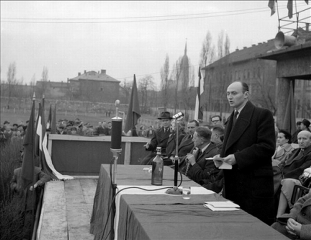 1957年3月29日，比斯庫在黨員民眾大會上